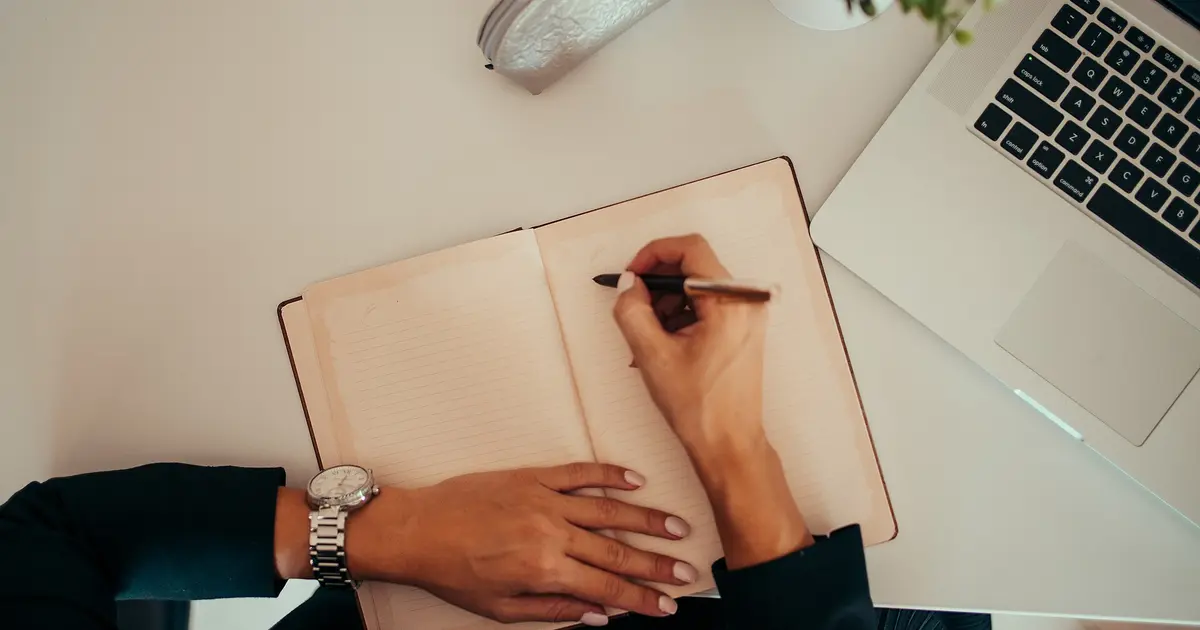 Illustration des métiers de la famille Finance, gestion & droit